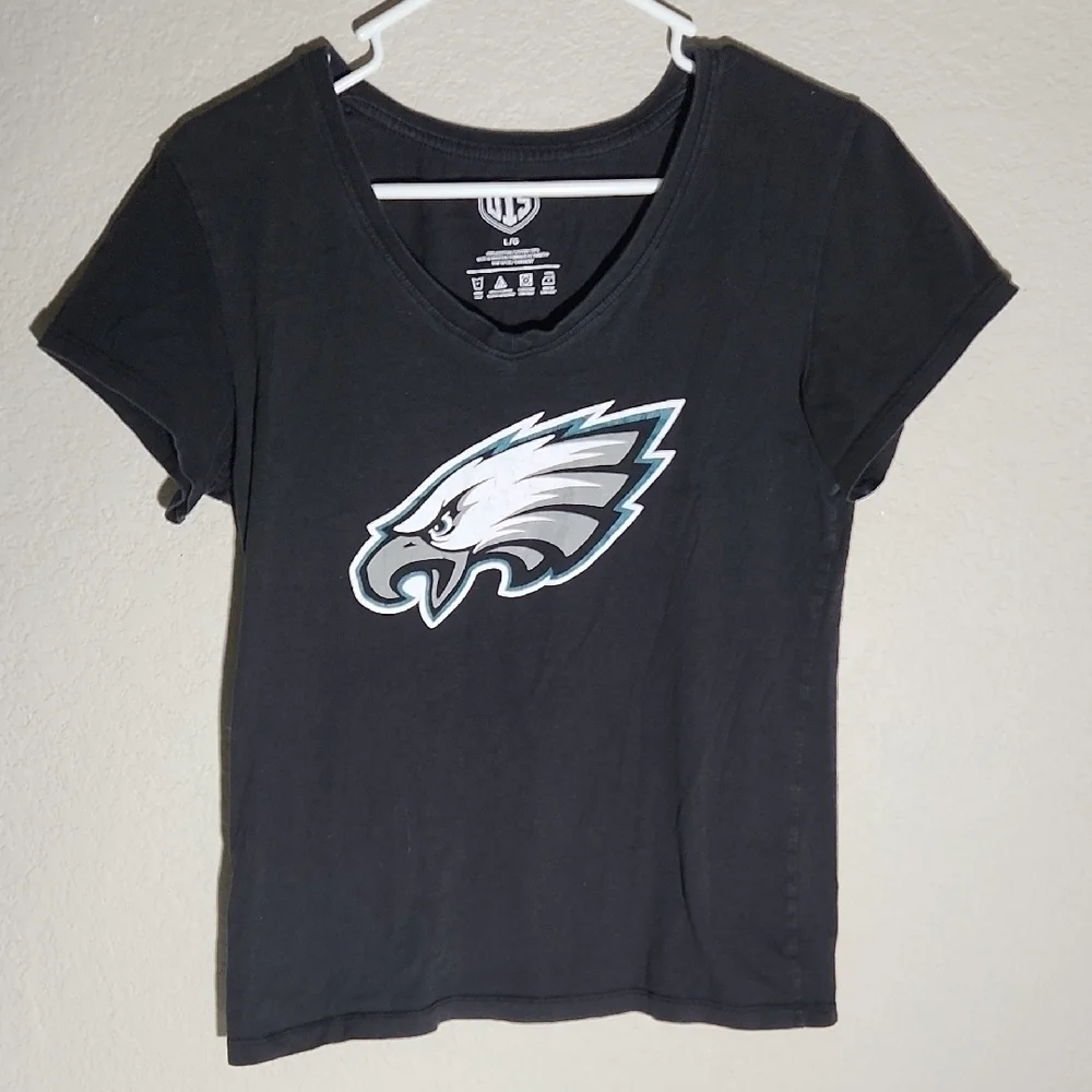 Philadelphia Eagles Shirt size L has cracks in graphics Faded black Flaw